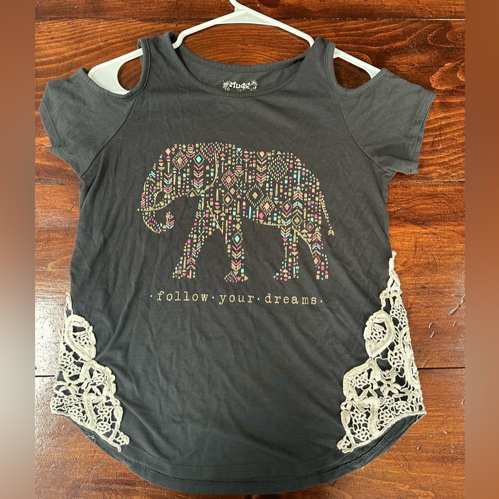 Grey mudd t-shirt with cut out shoulders.